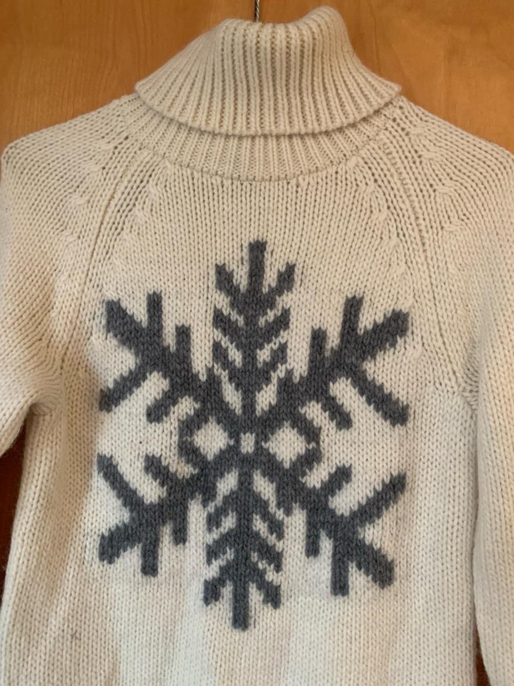 GAP Cream Turtleneck Sweater with Gray Snowflake

Mix 1 0426